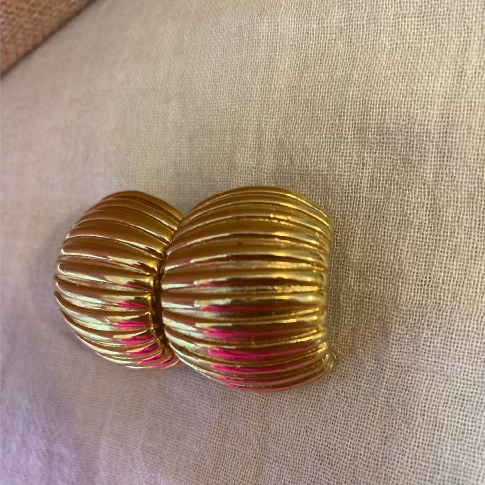 Gold Tone‎ Ribbed Vintage Clip on Earrings - Picture 5 of 6